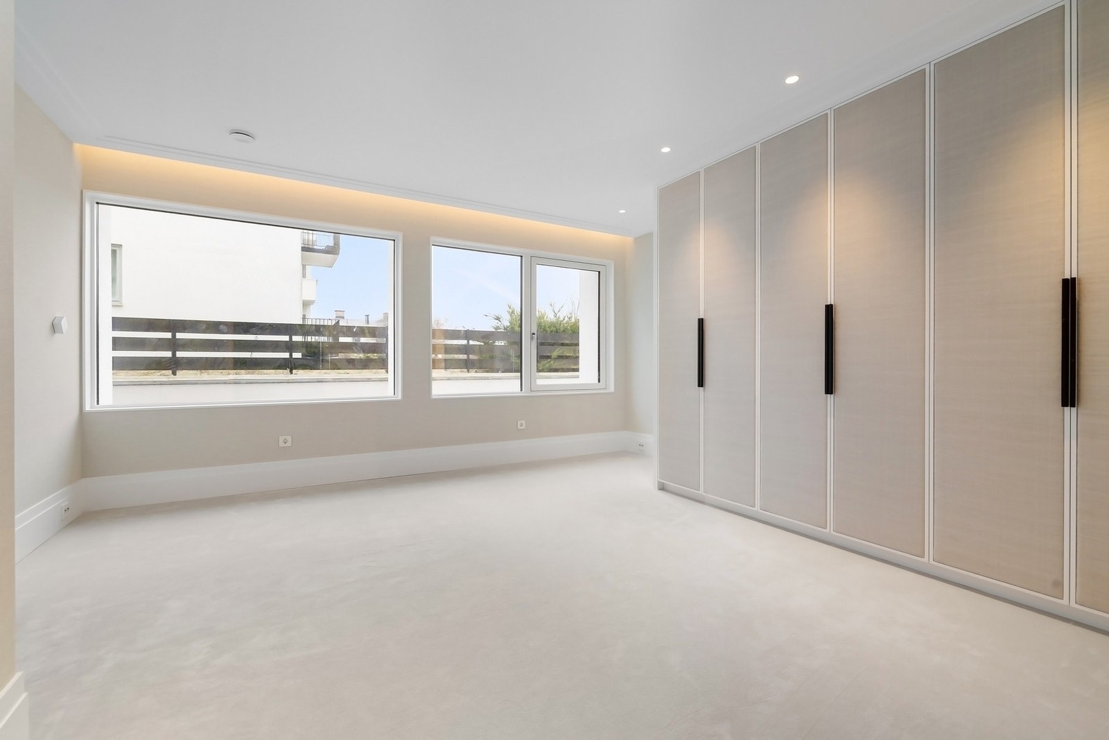 Eksklusive tapeter er brukt i enkelte rom, både på vegger og på skapdører. Galleribilde