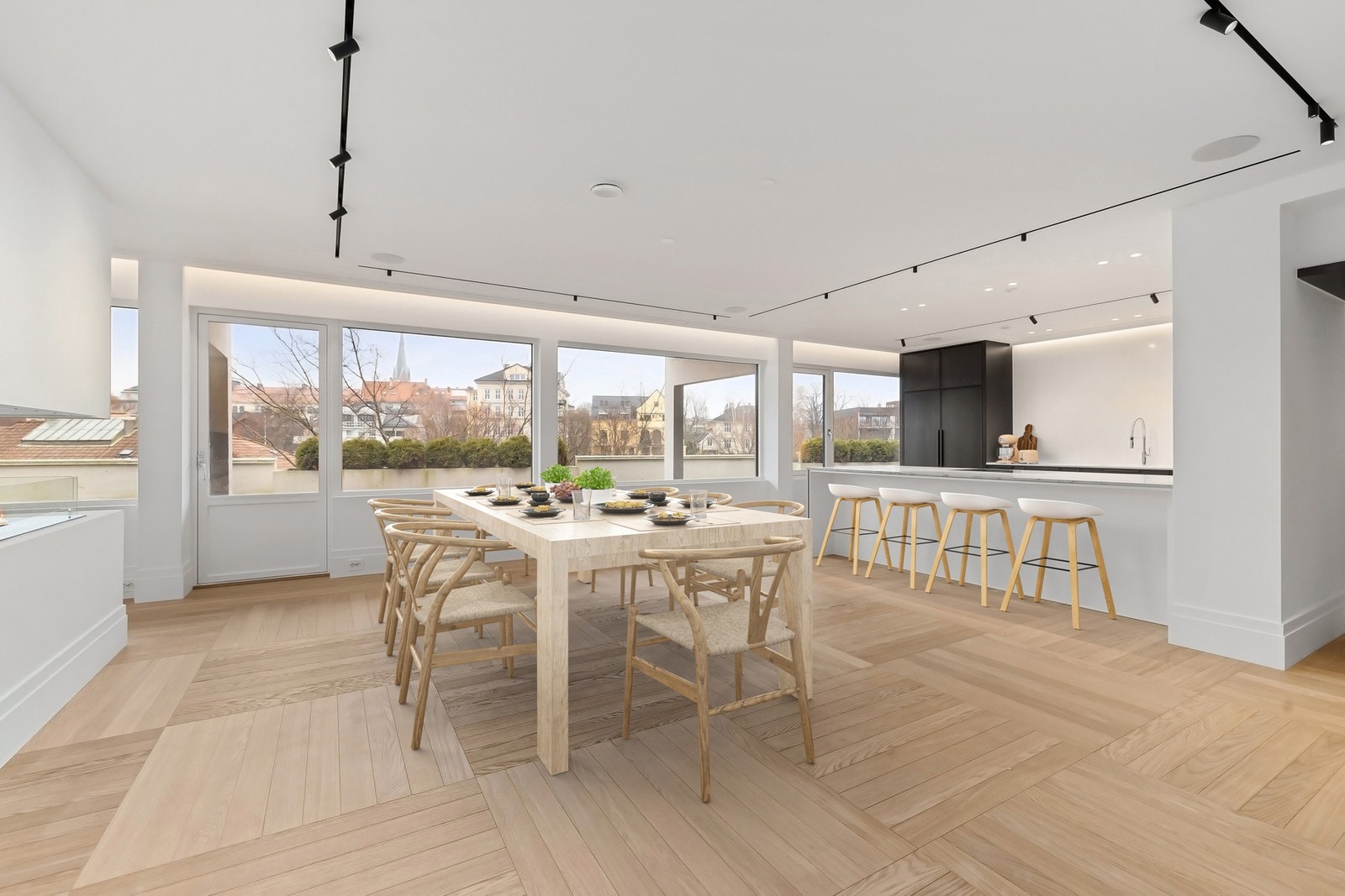 Spisegruppe rammet inn av biopeisen og den sosiale kjøkkenøyen. Galleribilde