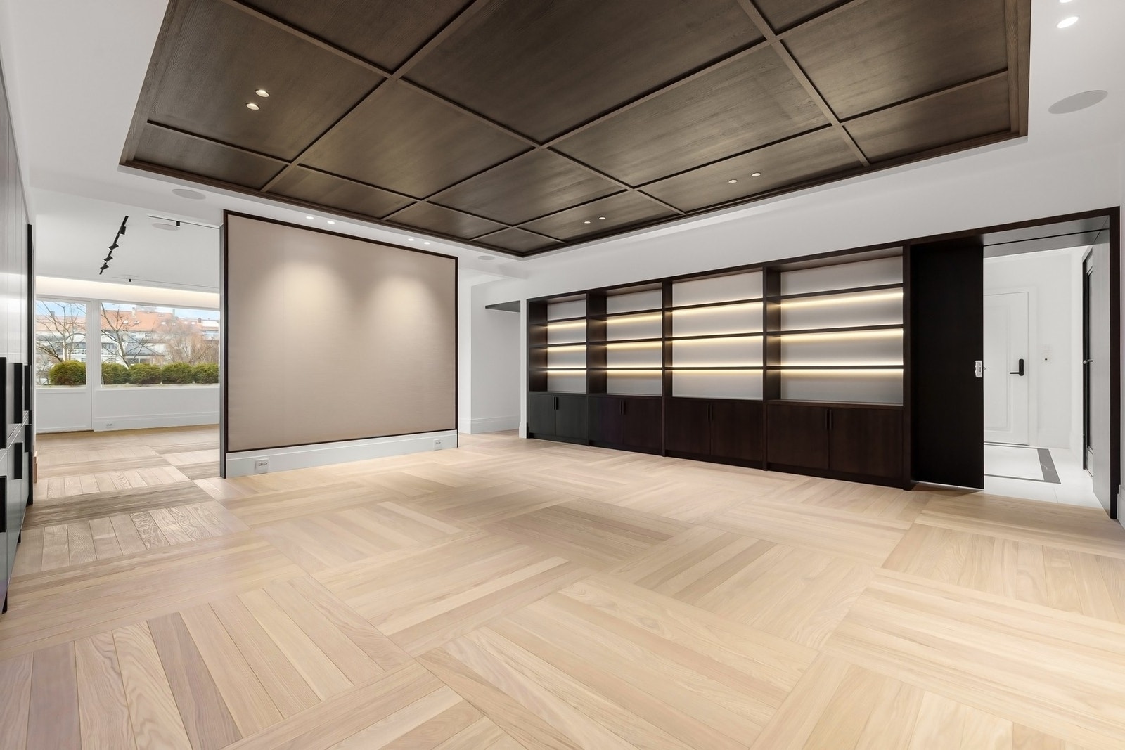 Eksklusivt rom med snekkerbygde skap på hver side. Galleribilde