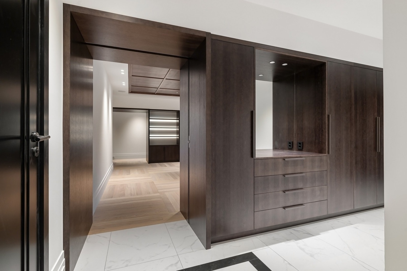 Det er utstrakt bruk av møbelsnekker i hele leiligheten. Galleribilde