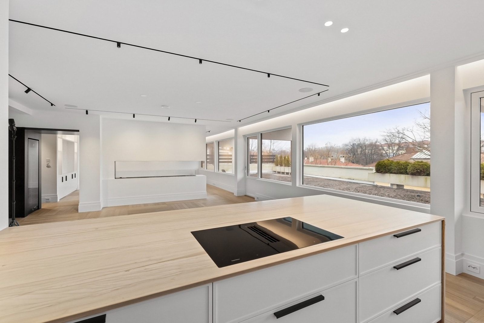 Spesiallaget kjøkken utført av møbelsnekker og integrerte hvitevarer fra eksklusive Gaggenau. Galleribilde