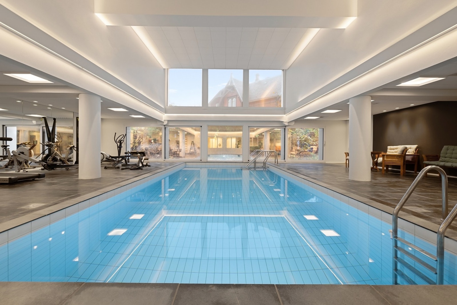 Sameiet har unike fellesarealer med svømmebasseng, godt utstyrt treningsrom, badstue og garderober, samt felles bilvask i garasjekjelleren. Galleribilde