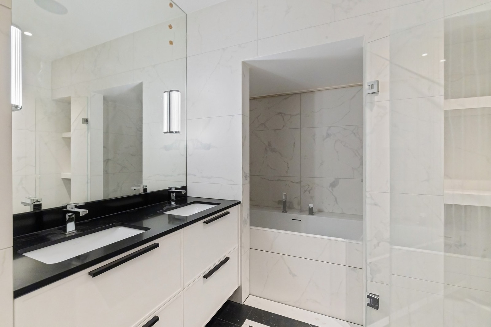 Italienske fliser I Classici Marquinia . Spesiallagde servantløsninger med underlimte vasker fra Villeroy & Boch. Galleribilde