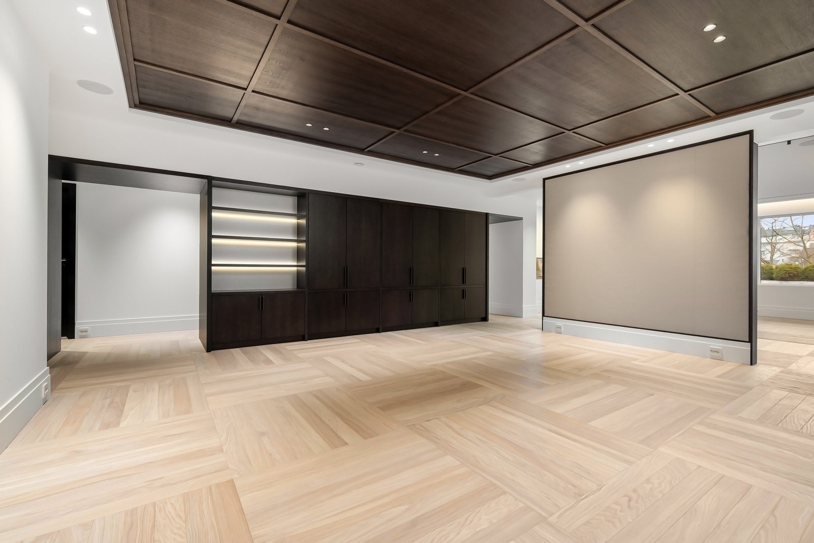 Polstret vegg mellom spisestuen og biblioteket. Galleribilde