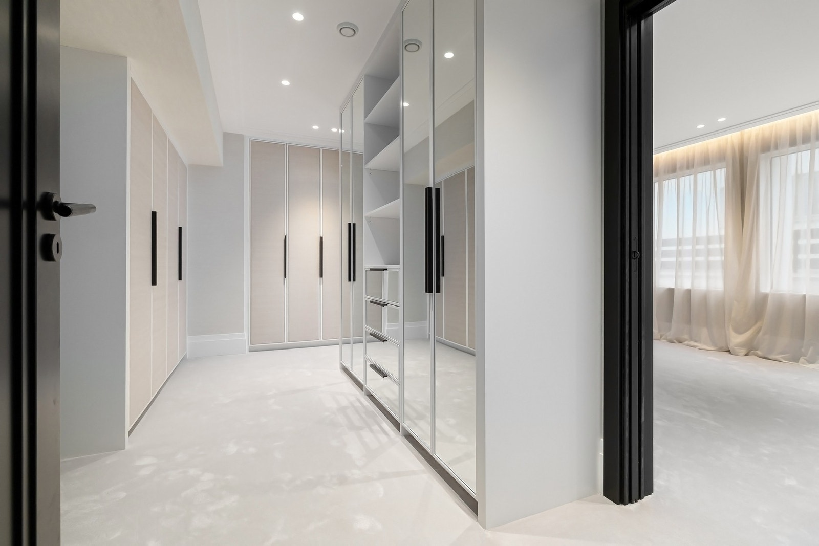 Walk-in-closet tilknyttet mastersuite. Galleribilde