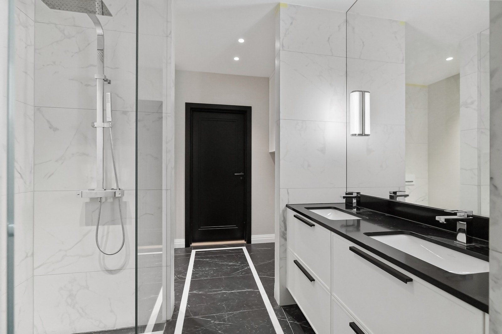 Både badekar og dusj på gjestebadet. Galleribilde