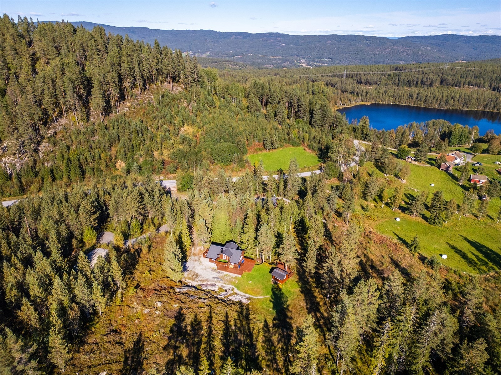 Naturen her er preget av frodige skoger, klare innsjøer og et rikt dyreliv. Området er perfekt for fiske, med flere innsjøer og elver. Galleribilde