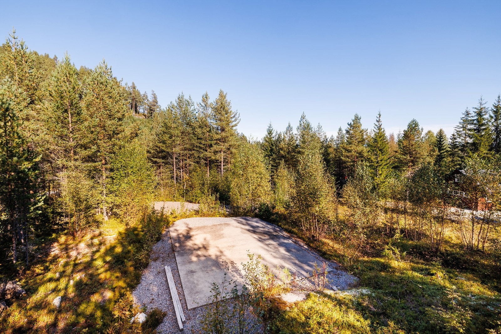 Tomten ligger skjermet til for naboene. Galleribilde