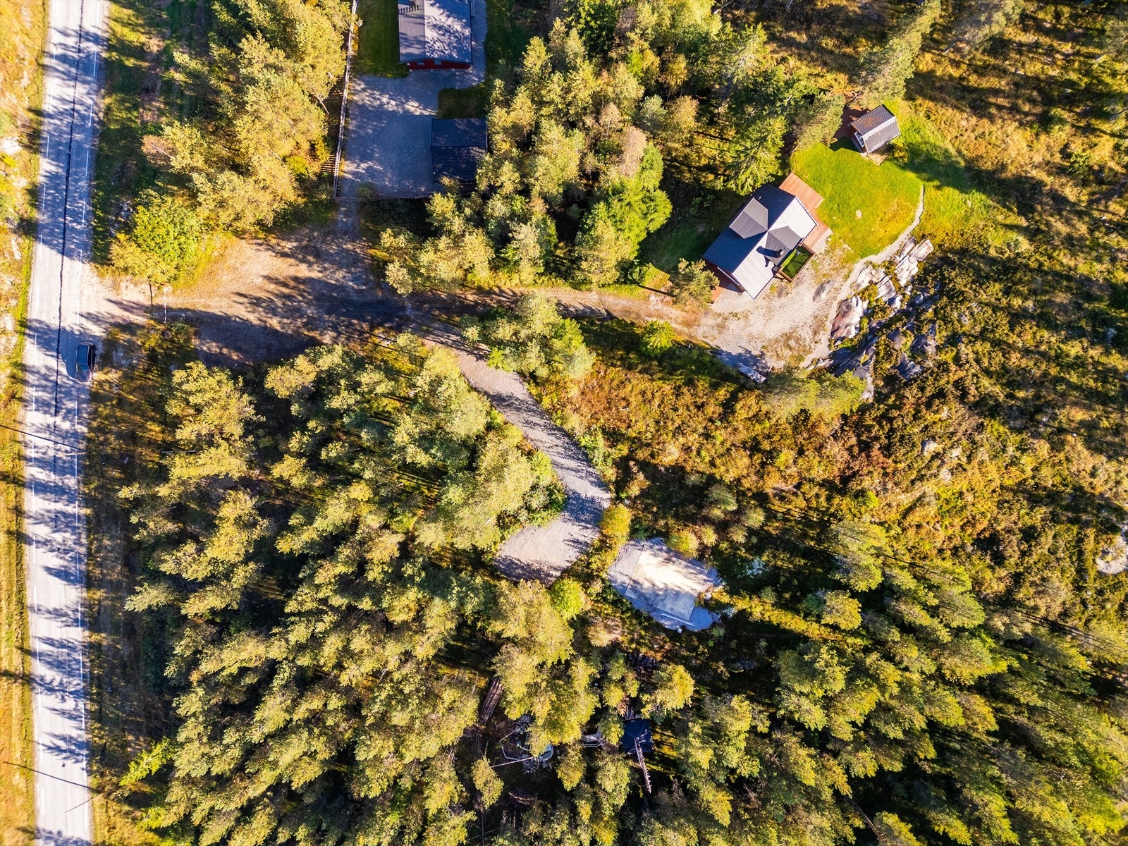 Tomten er pent opparbeidet med gruslagt vei inn til hytten med plass til parkering. Galleribilde