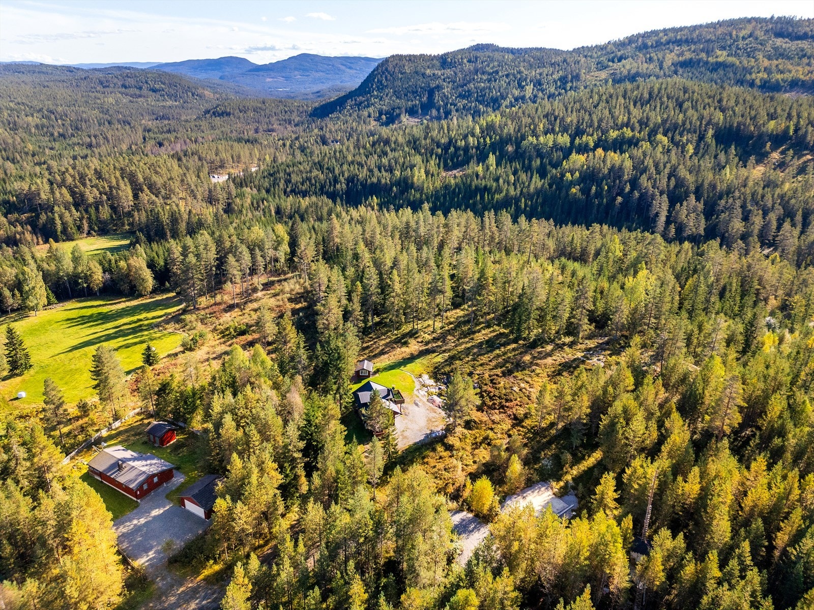 Våtnås er kjent for sine fantastiske turmuligheter. Her finnes det stier og løyper for både korte og lengre turer, enten du ønsker å gå til fots eller på ski om vinteren. Galleribilde