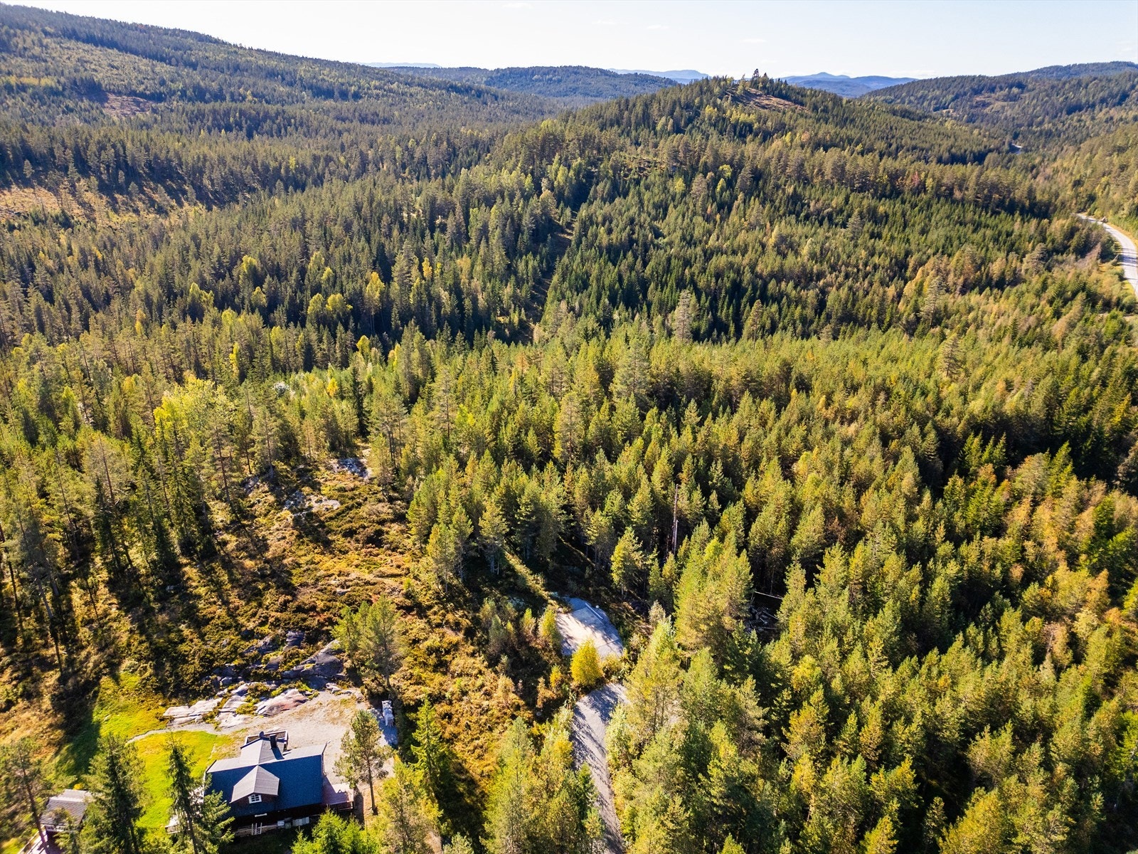 Det er kort avstand til Prestfoss, kommunesenteret i Sigdal, som har matbutikker, kafeer, skoler og andre servicefunksjoner. Galleribilde