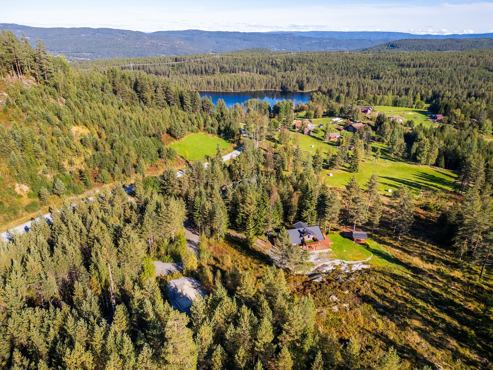 Natur tomt på 1075,3m² og består av skog, opparbeidet vei og klargjort for bygging av hytte. Galleribilde