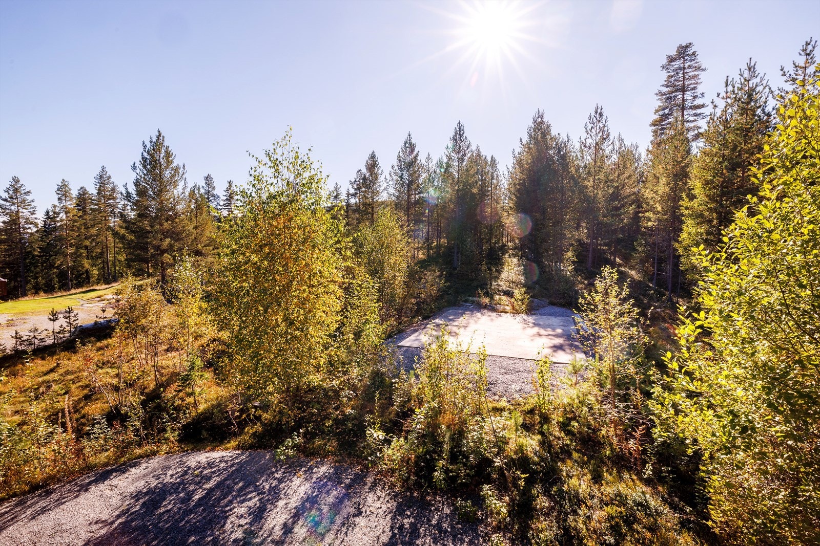 Parkeringsmuligheten på tomten ligger rett forran hytten. Galleribilde