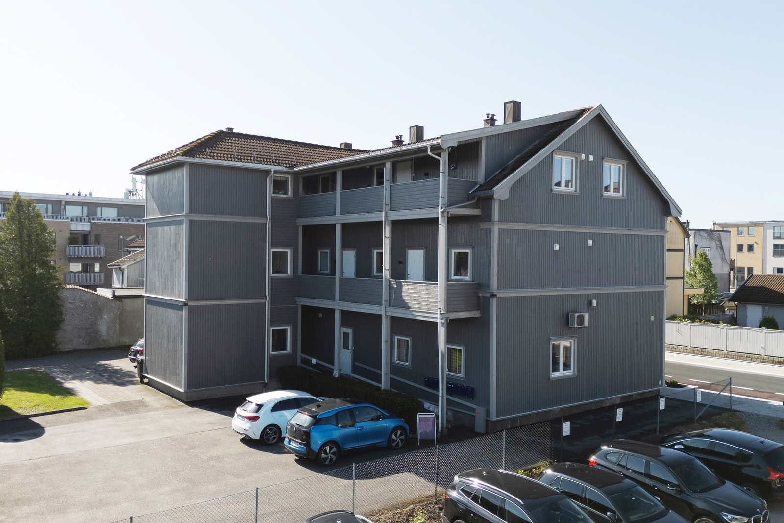 Til leiligheten medfølger det en parkeringsplass i bakgården. Galleribilde