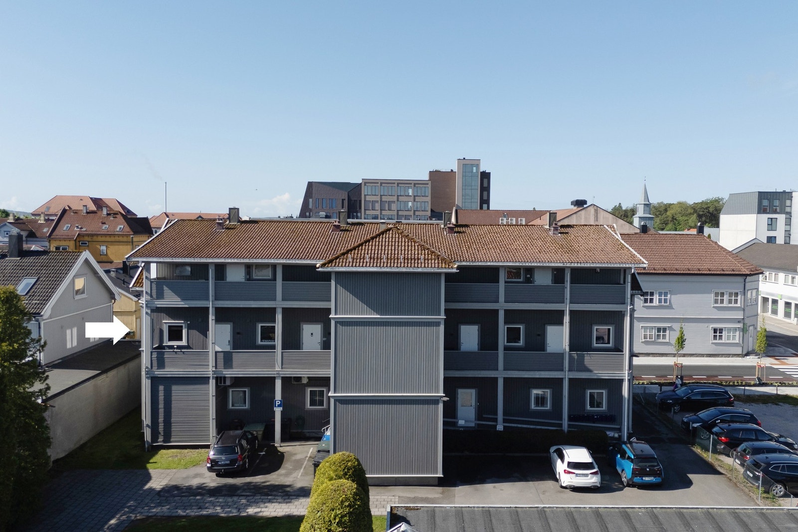 Leiligheten ligger på enden i 2. etasje, og det er heis i bygget. Galleribilde