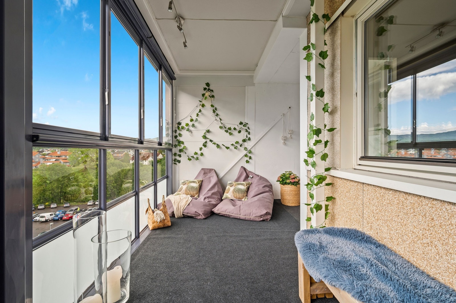 Nyt morgenkaffen i beanbags med formiddagssolen Galleribilde