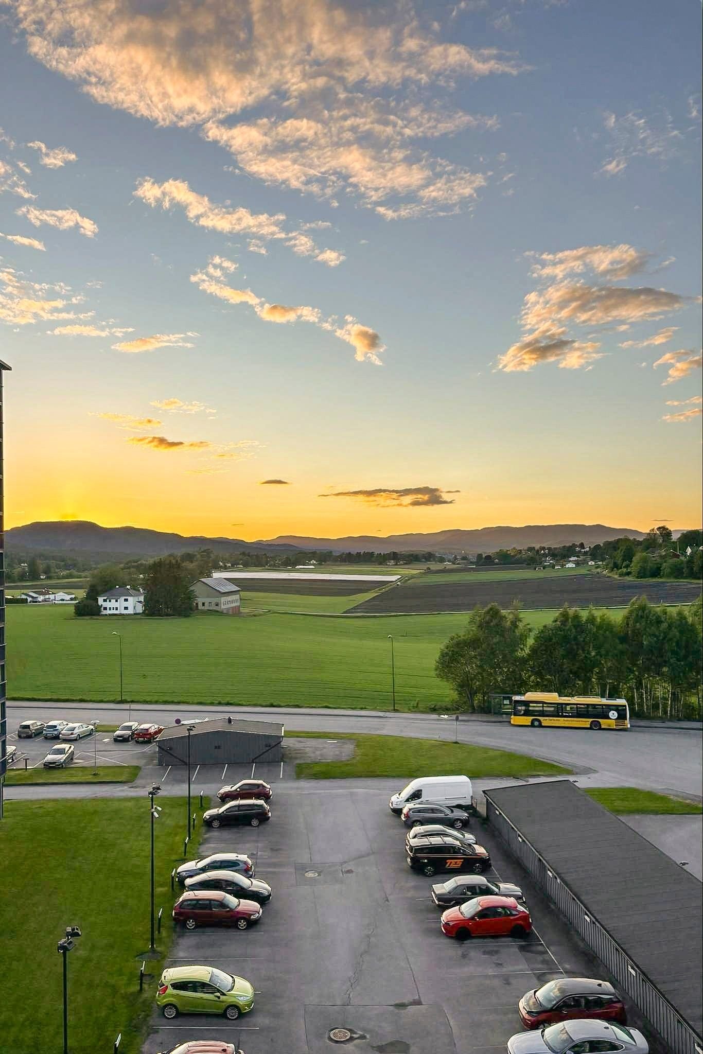 Magisk himmel ved ettermiddagssolen - og kort vei til bussen. Galleribilde