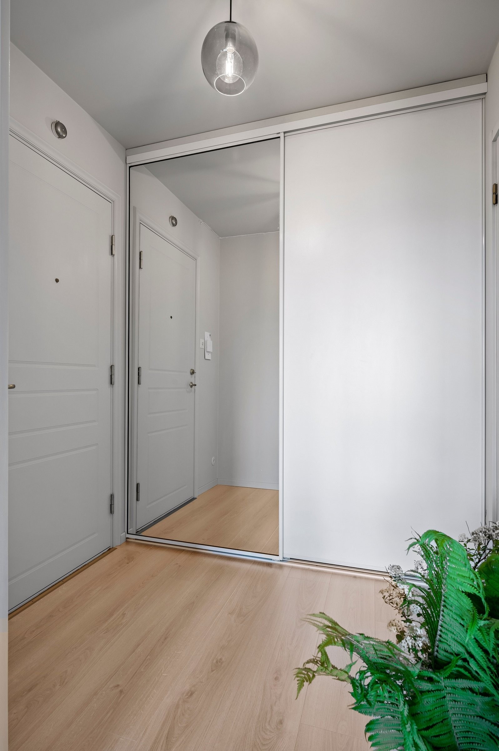 Entre med stor skyvedørsgarderobe Galleribilde