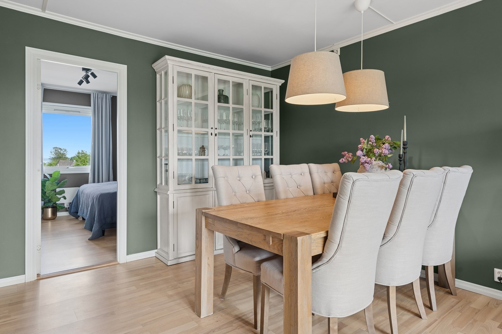 I stue er det plass til stort langbord med rom for venner og familie på hyggelige sammenkomster. Galleribilde