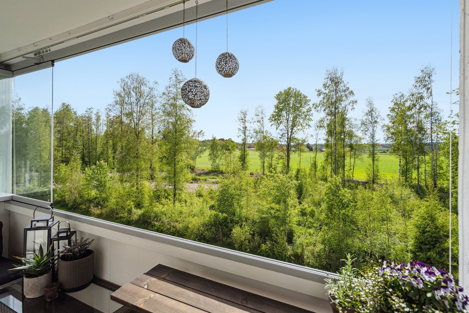 Fra balkongen er det naturskjønt utsyn over grøntarealer og skog. Galleribilde