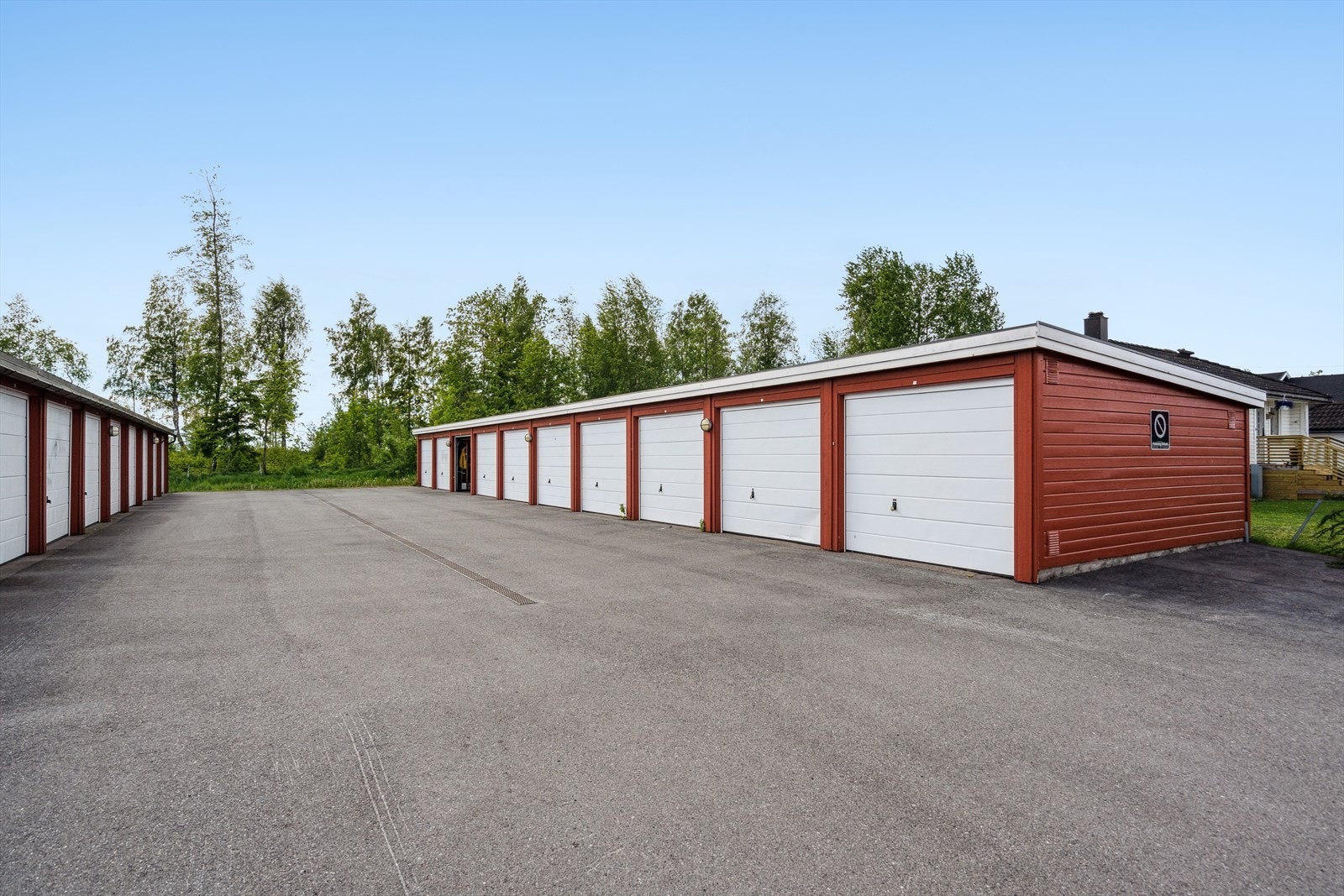 Medfølgende leiligheten er garasje i felles rekke. Det er mulighet for å montere elbillader (infrastruktur foreligger). Galleribilde