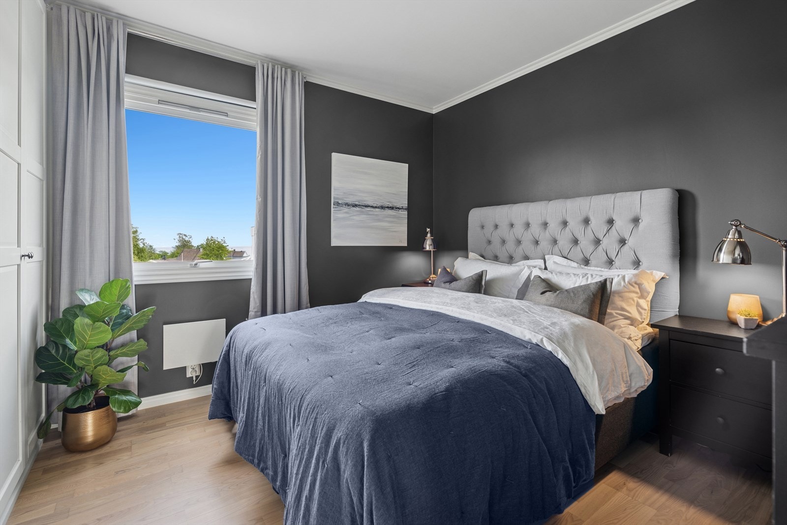 Hovedsoverommet er romslig med mørkegrå vegger som gir en lun og elegant atmosfære. Galleribilde