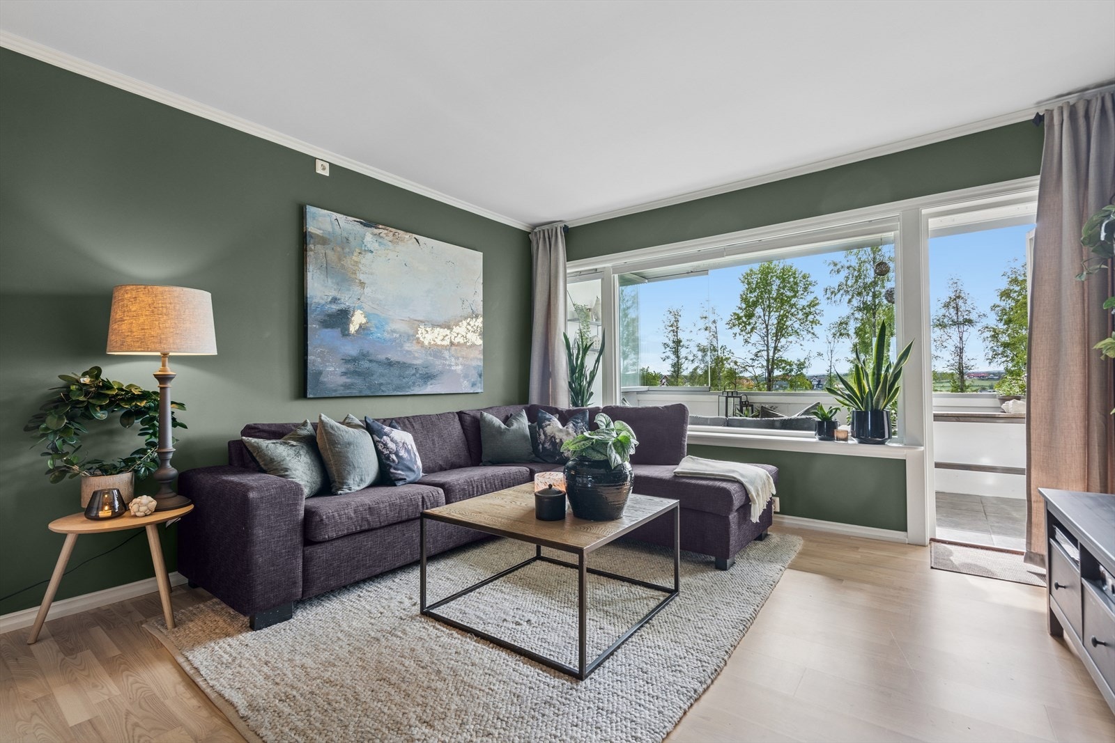Stuen er luftig med god plass til sofahjørne og spisestue. Rommet har flere møbleringsmuligheter. Galleribilde
