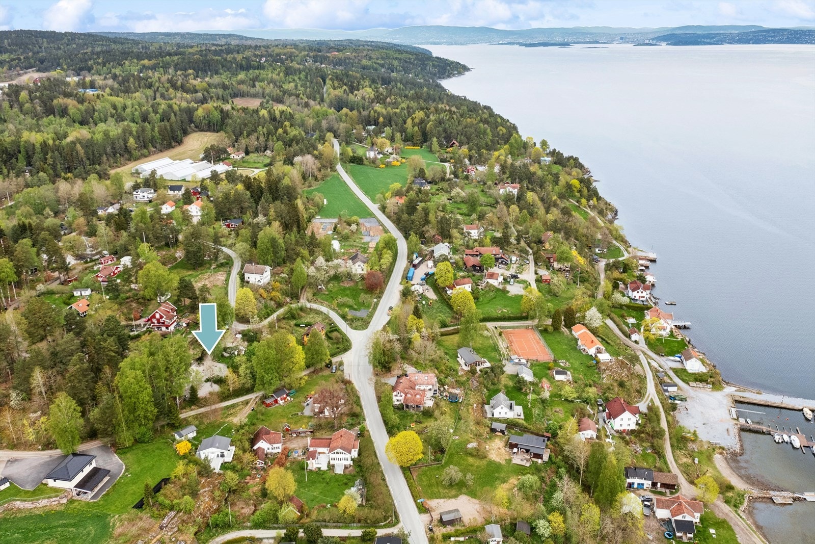 Kort gange til bussholdeplass, sjøen m/badeplass, tjern og fantastiske turområder. Galleribilde