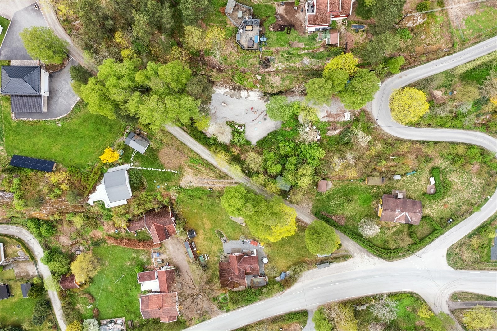 Oversiktsbilde av tomten. Tomten er på selveiet på 1,5 mål. Galleribilde