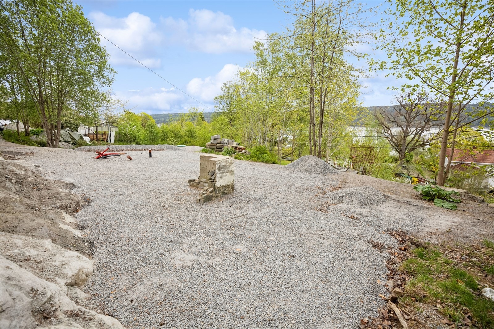 Opparbeidet tomt med privat renseanlegg for vann og avløp. Galleribilde