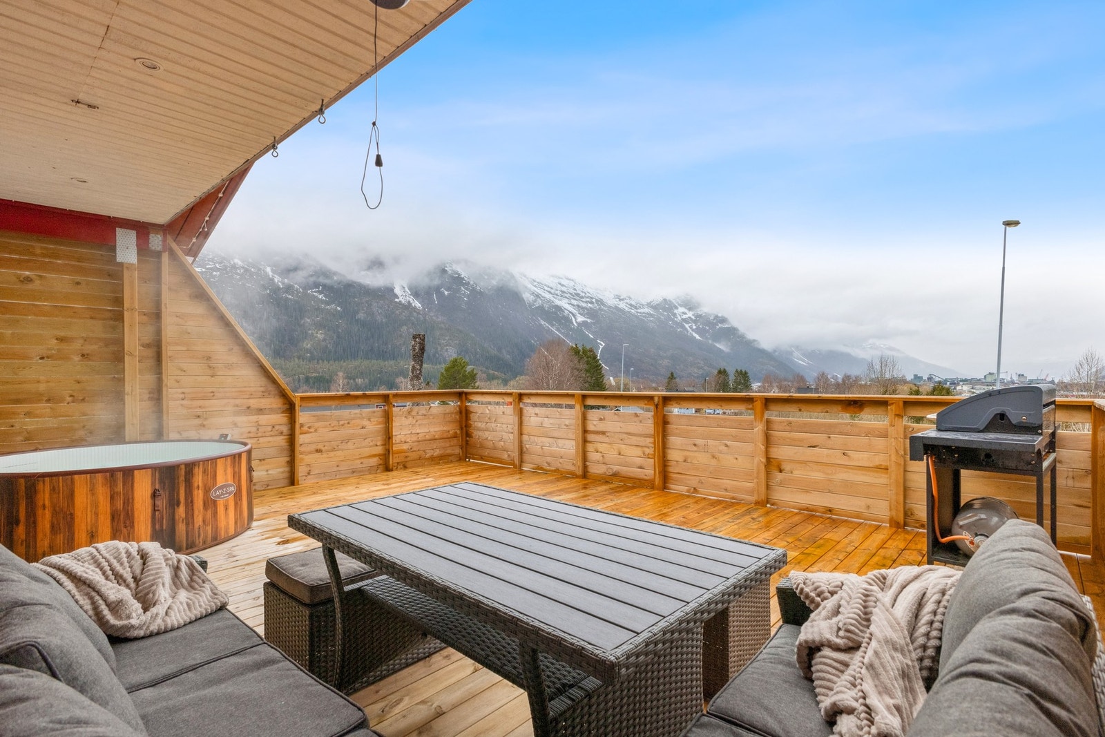 Uteplassen byr på delvis takoverbygg, utsikt og gode solforhold ettermiddag og kveld.. Galleribilde