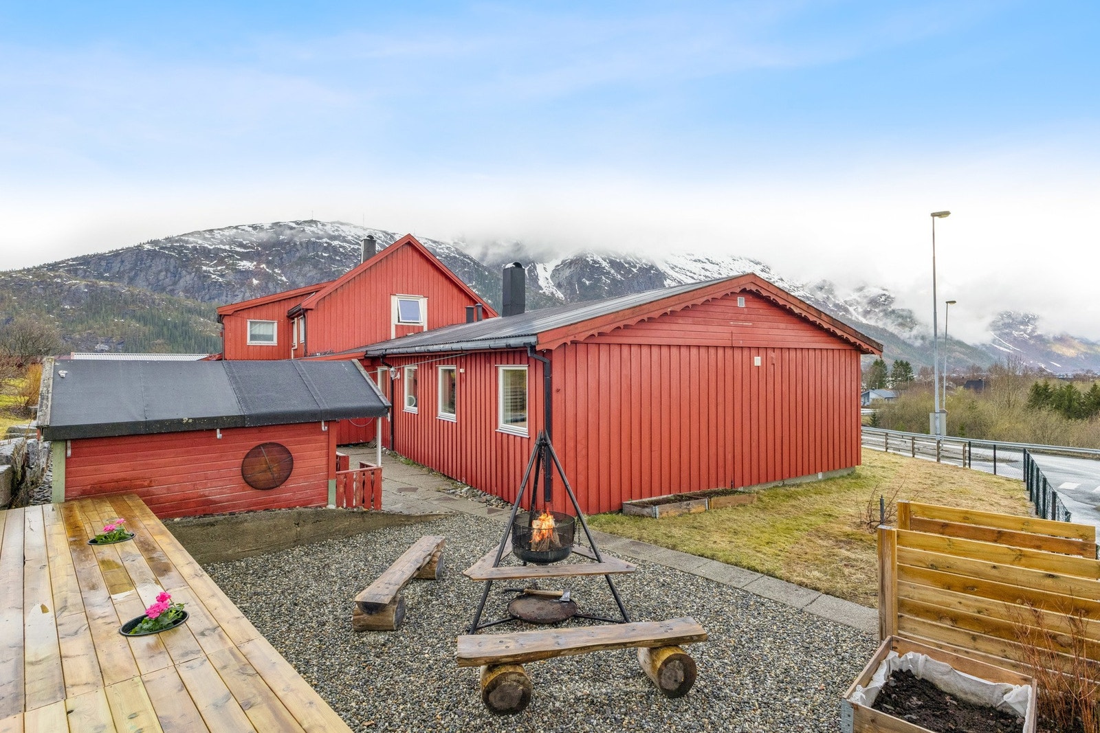 Boligen ble opprinnelig bygd som tilbygg til Skogsvegen 2A, i 1973. I 1986 ble det bygd ut, etterfulgt av nok en utvidelse i 1994 og 2002. Galleribilde