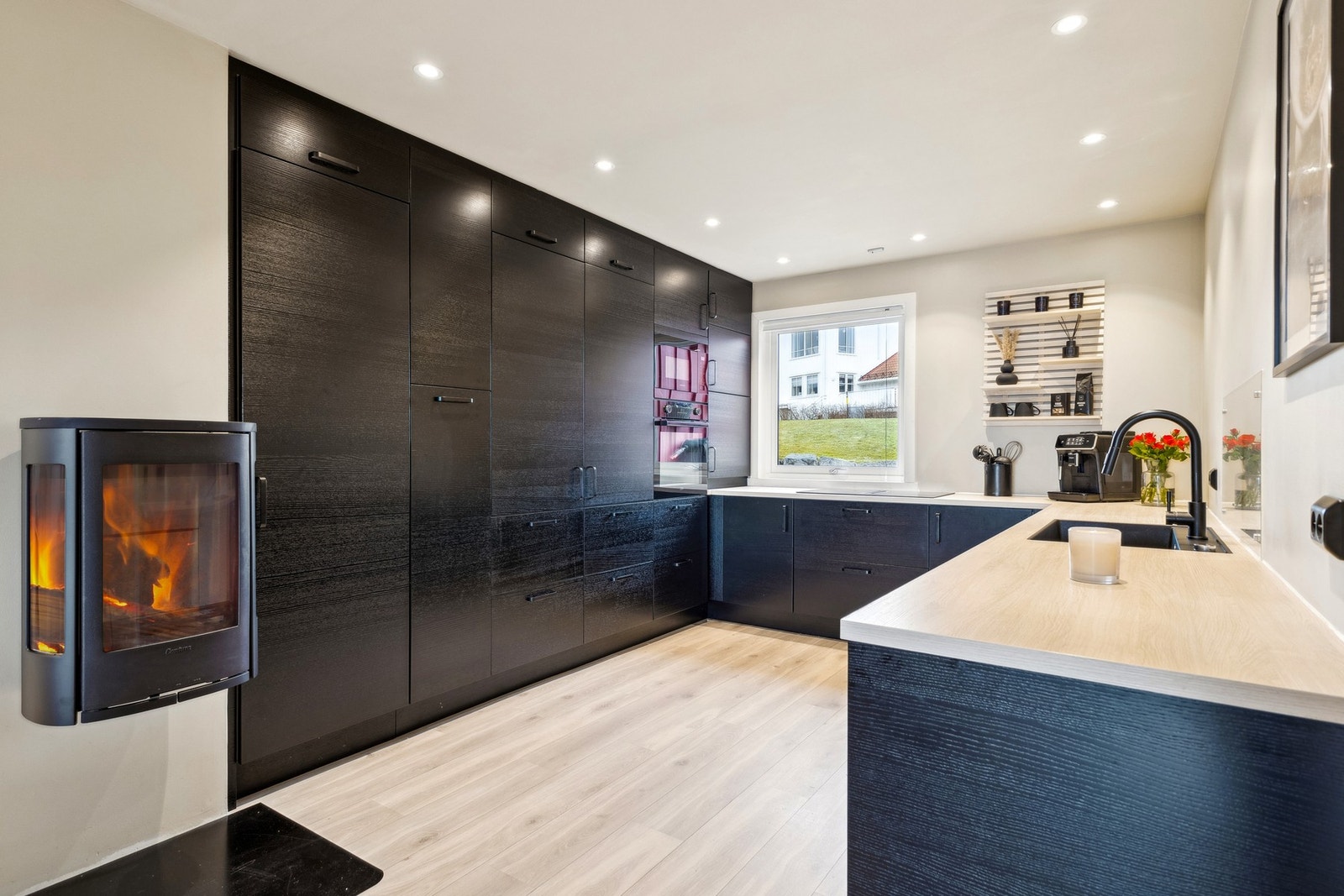 Kjøkkenet er også fra 2023 - her er det tenkt kvalitet og gode lagringsmuligheter tilpasset en familiehverdag. Galleribilde