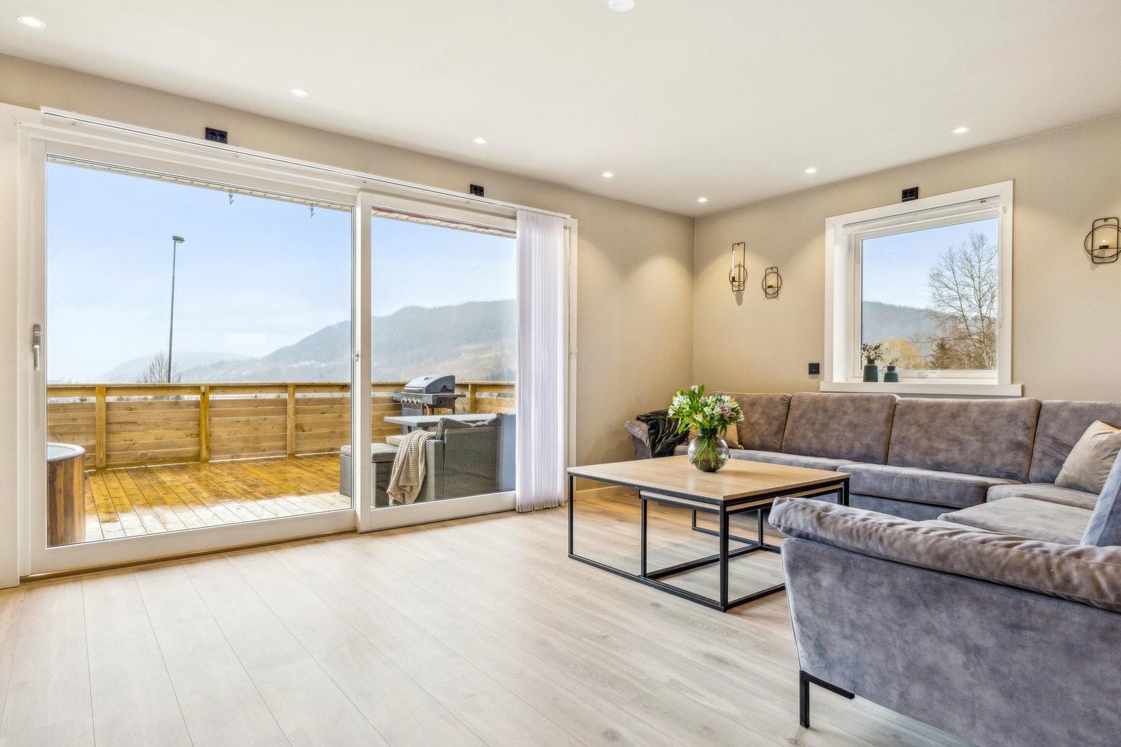 Stuen byr på store vindusflater som gir godt med dagslys. Varmepumpe fra 2020. Galleribilde