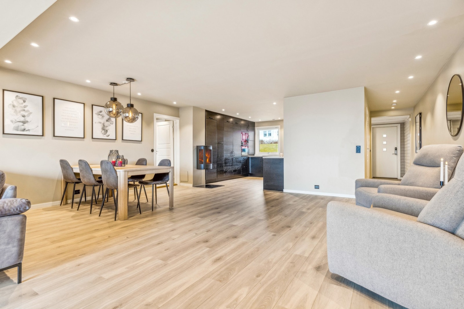 I 2023 ble det montert ny vedovn. Boligen har elementpipe, som har hatt rør-rehabilitering og fått stålpipe innvendig i samme periode. Galleribilde