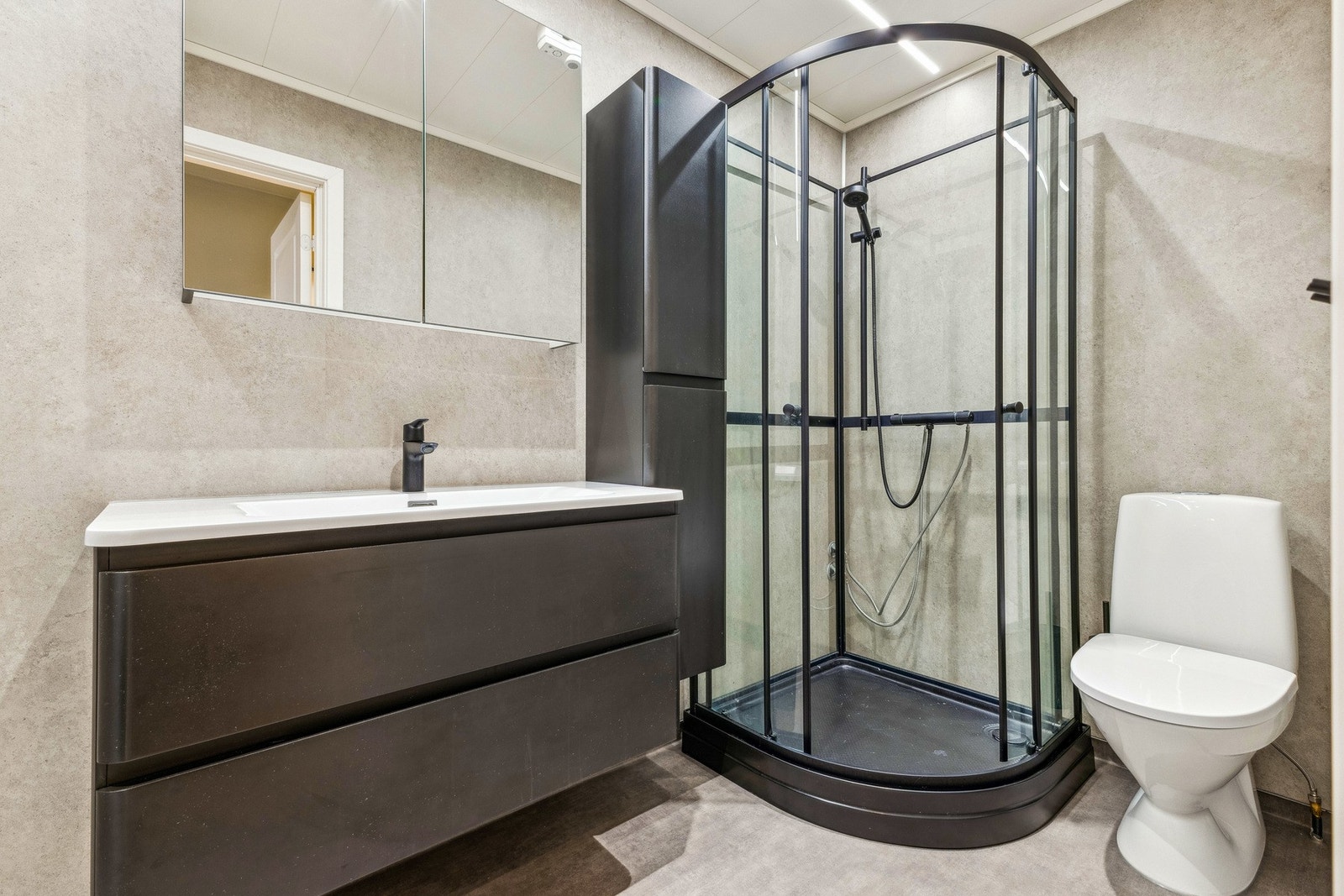 Badet ble renovert i 2024 - praktisk oppsett med god plass og varmekabler i gulvet. Galleribilde