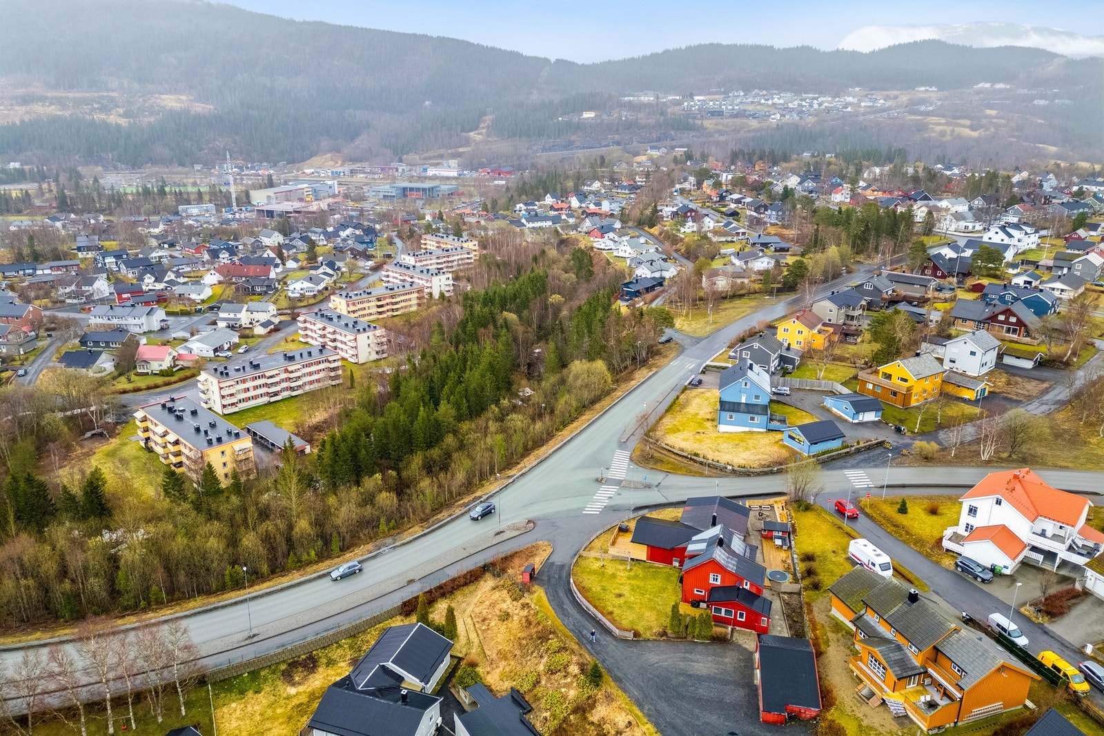 Eiendommen har felles, gruset adkomstvei sammen med Skogsvegen 2A og 2B. Galleribilde