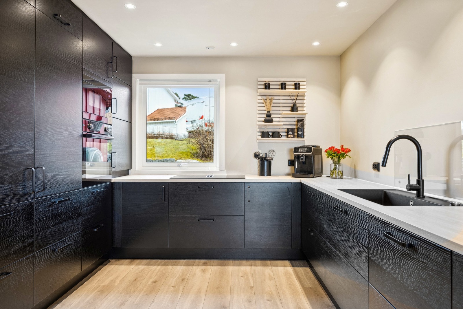 Du får godt med arbeidslys ved hjelp av naturlig dagslys og downlights i tak. Galleribilde