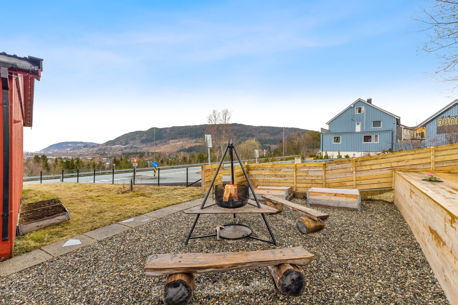 Eiendommen har hage og fine uteplasser. Samlet tomteareal på ca. 638,2m². Galleribilde