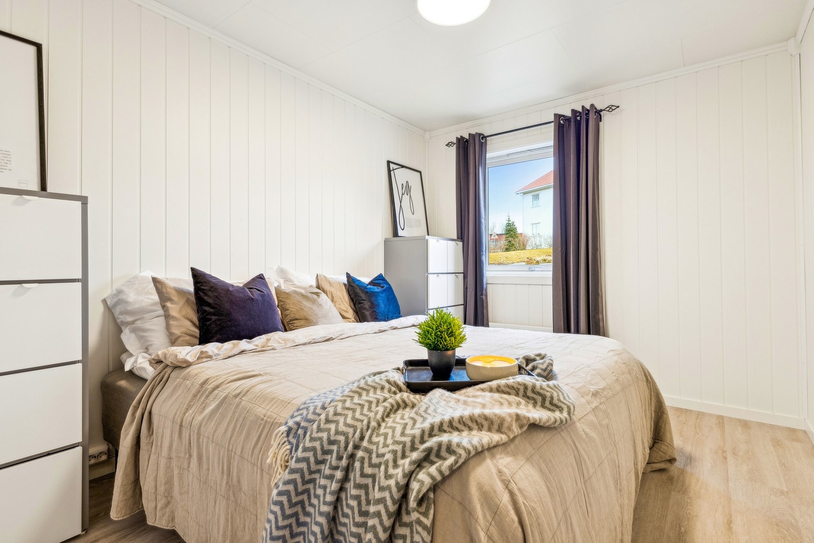 Hovedsoverommet. Boligen har inntil 5 soverom, men ett er ikke bruksendret fra bod til rom for varig opphold. Galleribilde