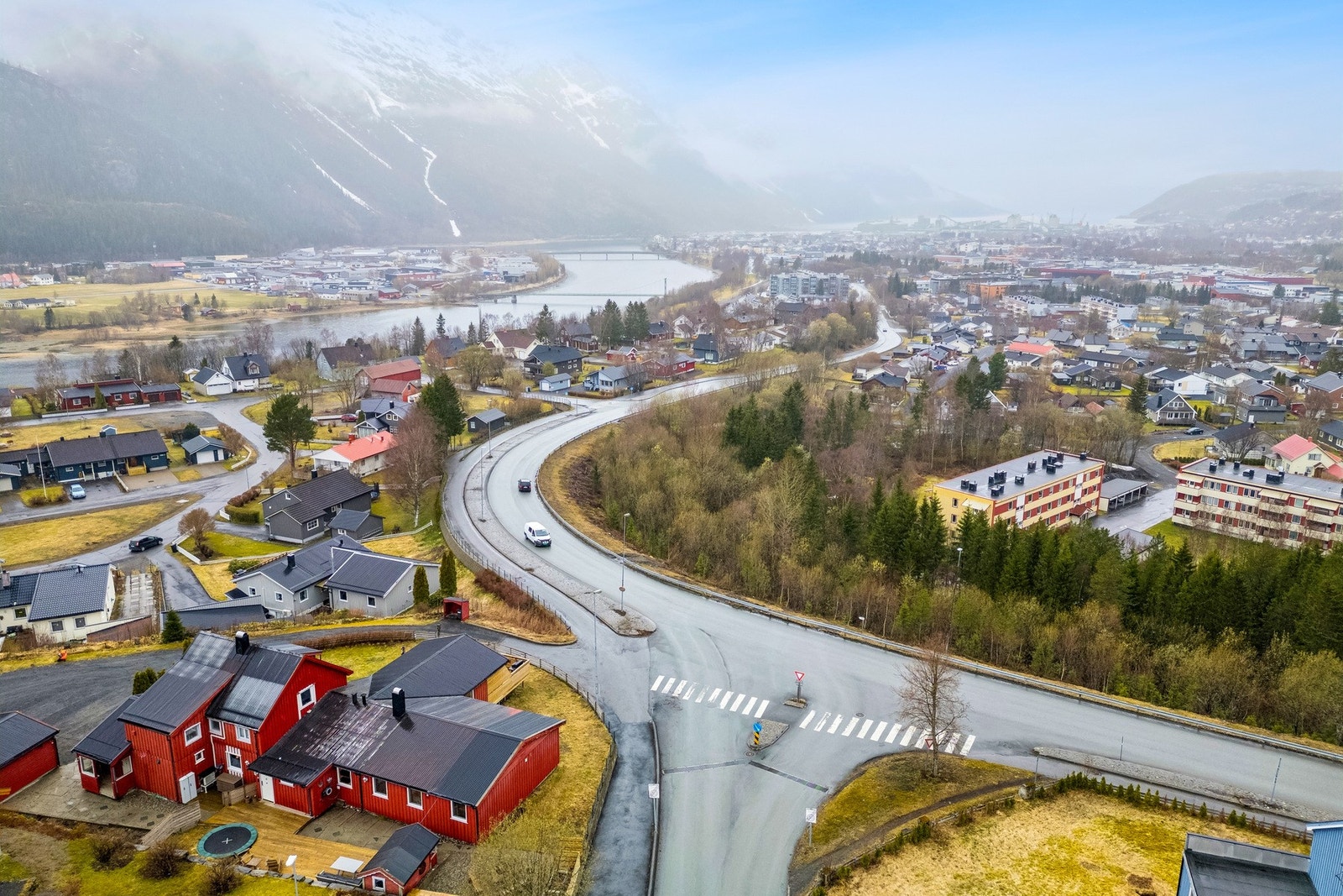 Utsikt over nærområdet - sentralt beliggende på Olderskog. Galleribilde