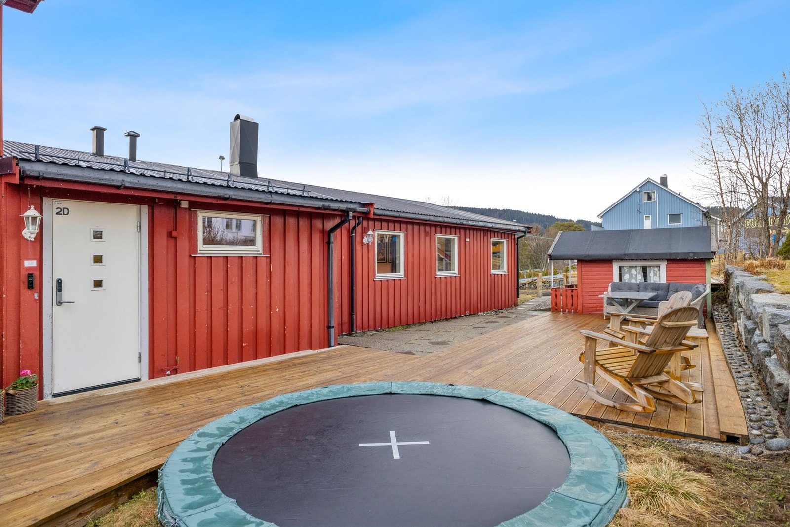 Eiendommen har flere fine uteplasser å velge mellom - både for lek, kos og grilling.. Galleribilde