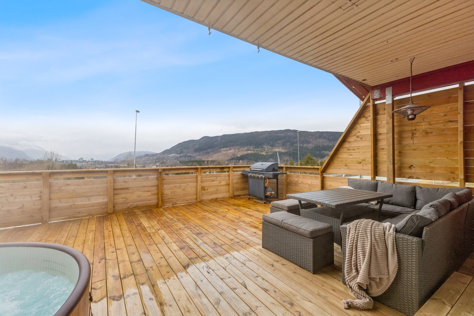 Med utgang fra stuen finner du en stor, nordvestvendt veranda på ca. 36m². Galleribilde