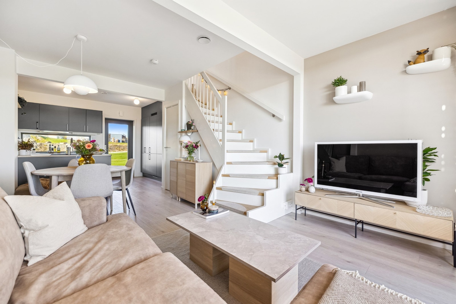 Merk at det ikke er montert rekkverk på nedre del av trappen mellom etasjene. Dette er vurdert til tilstandsgrad 3 (TG3) Galleribilde