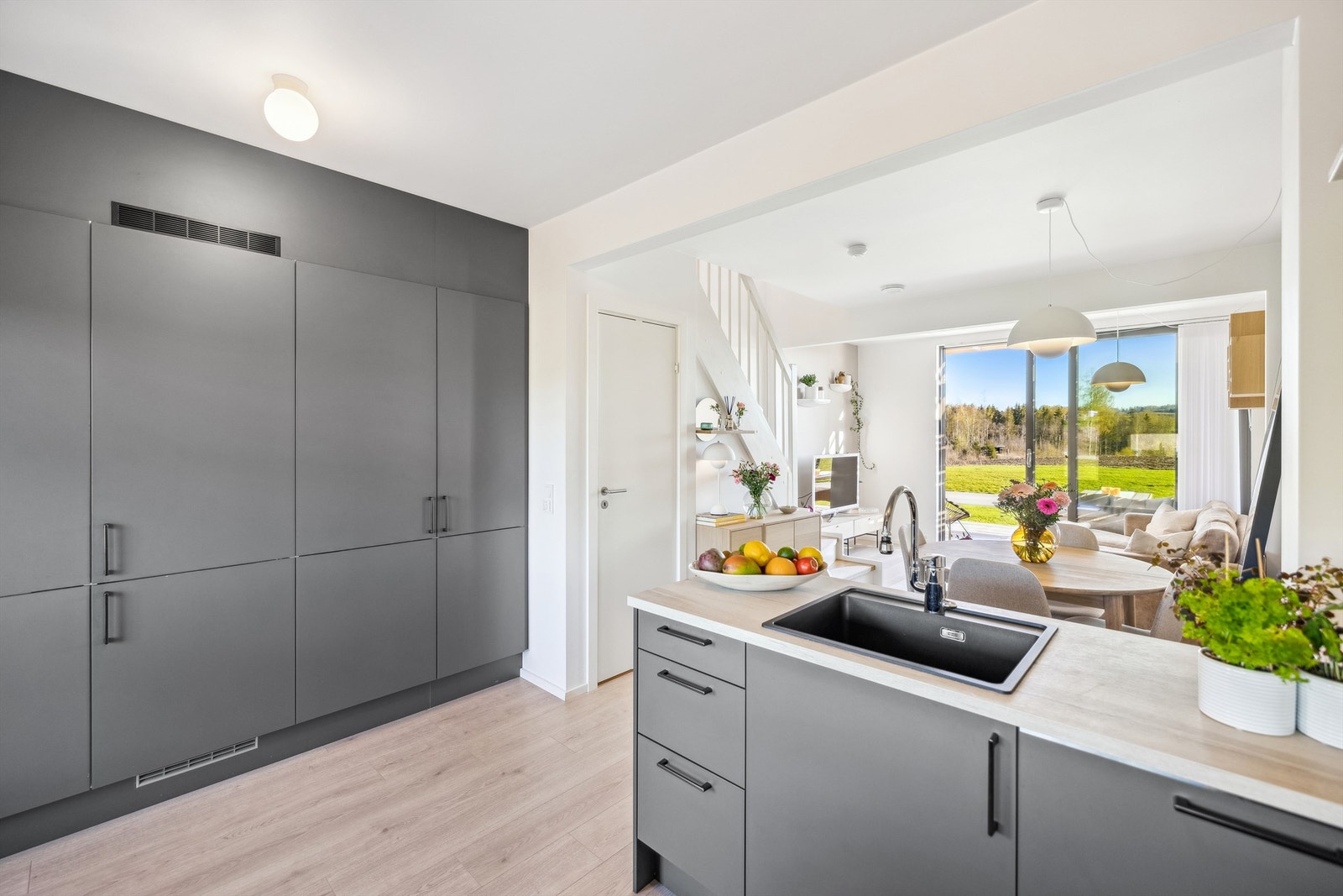 Integrerte hvitevarer som platetopp, komfyr, oppvaskmaskin og kjøle-/fryseskap Galleribilde