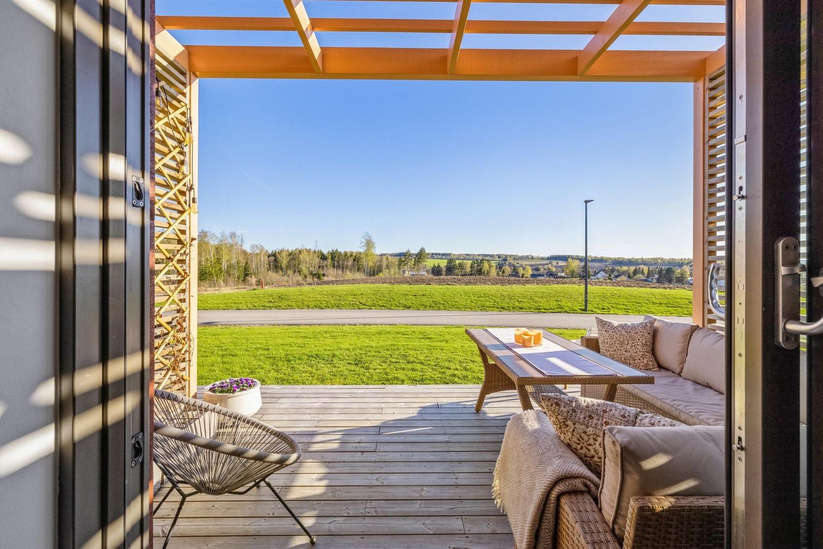 Trivelig terrasse med flott utsyn over nærområdet Galleribilde