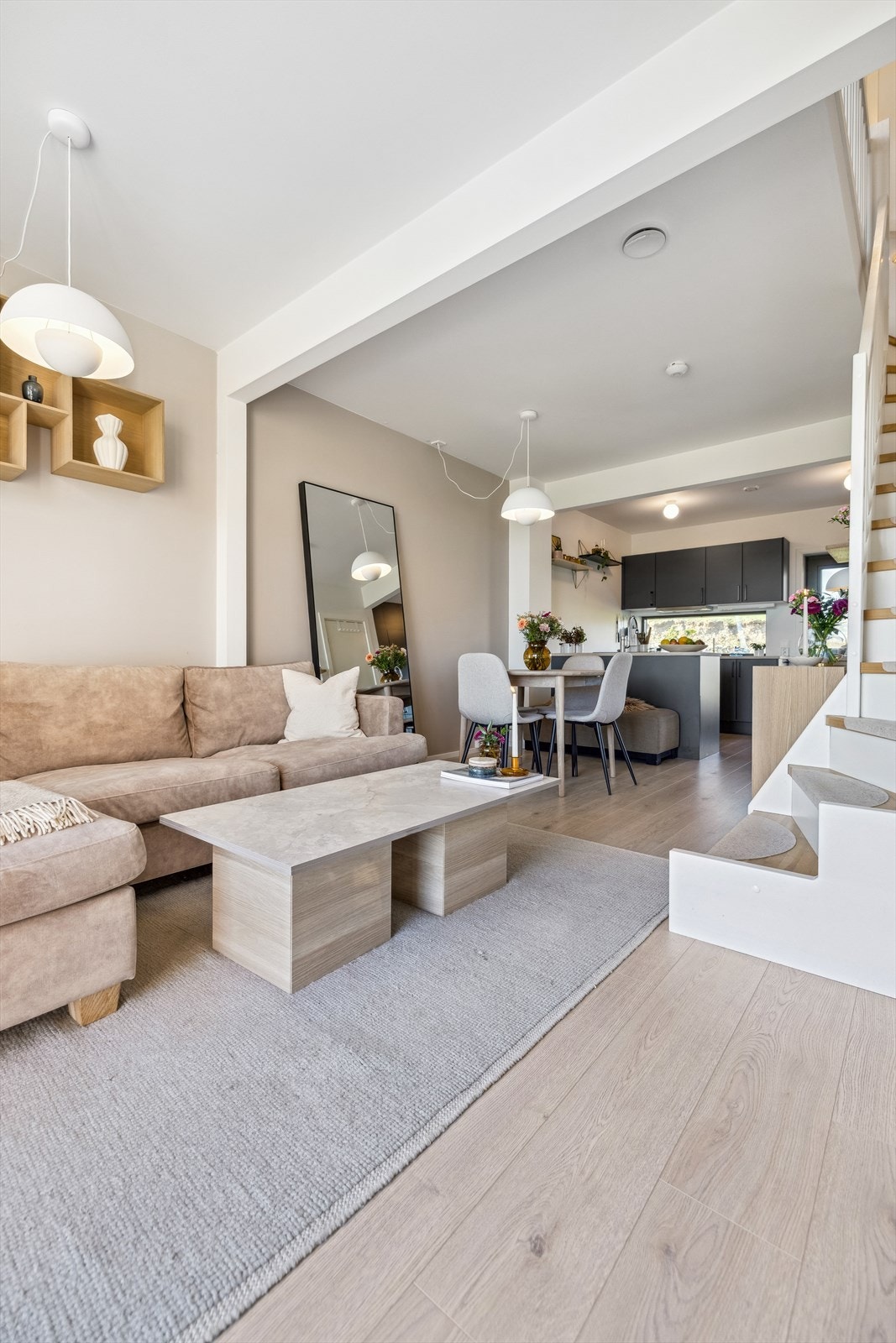 Stue med kjøkken i bakkant Galleribilde