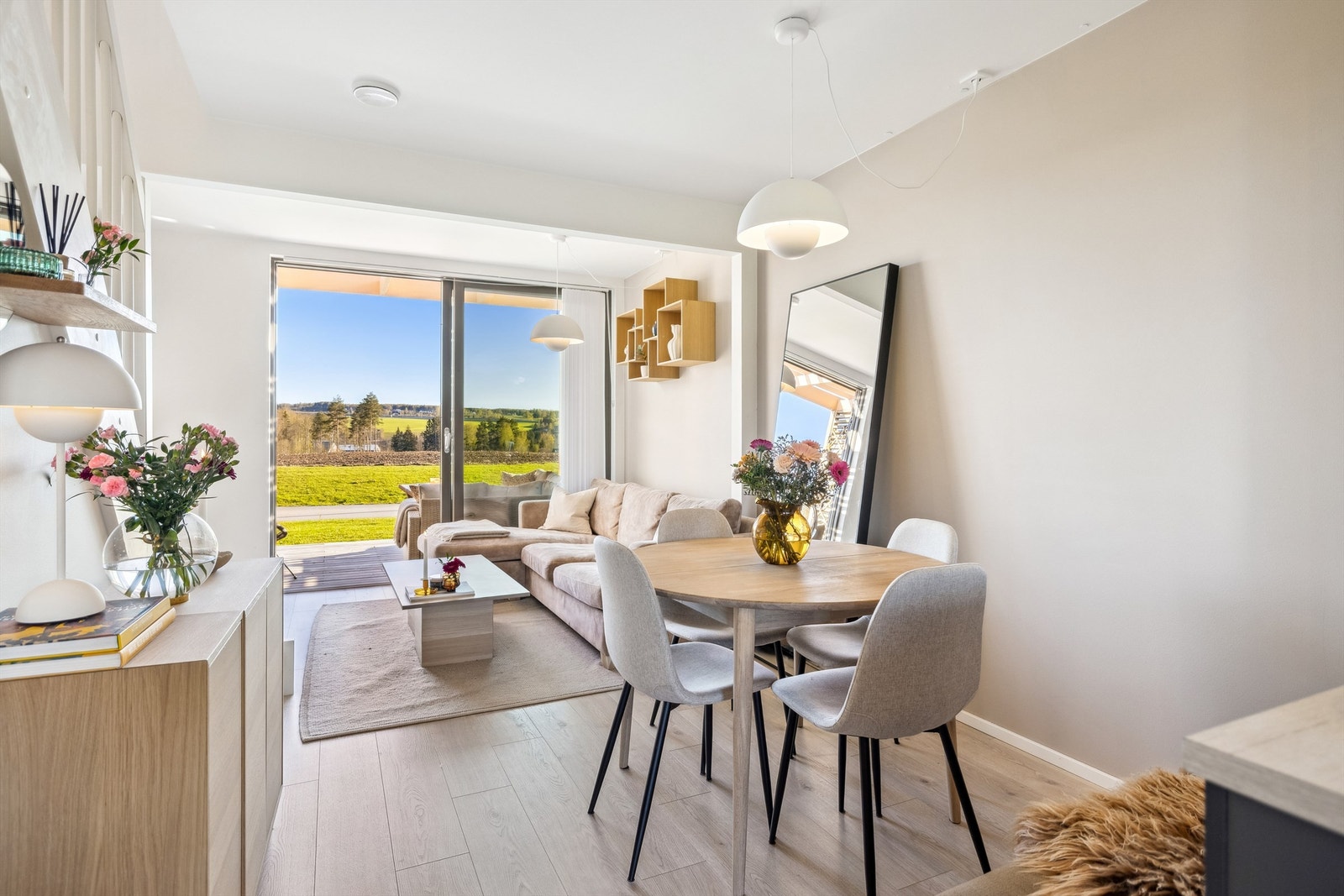 Lys og trivelig stue med utgang til sørvendt terrasse Galleribilde