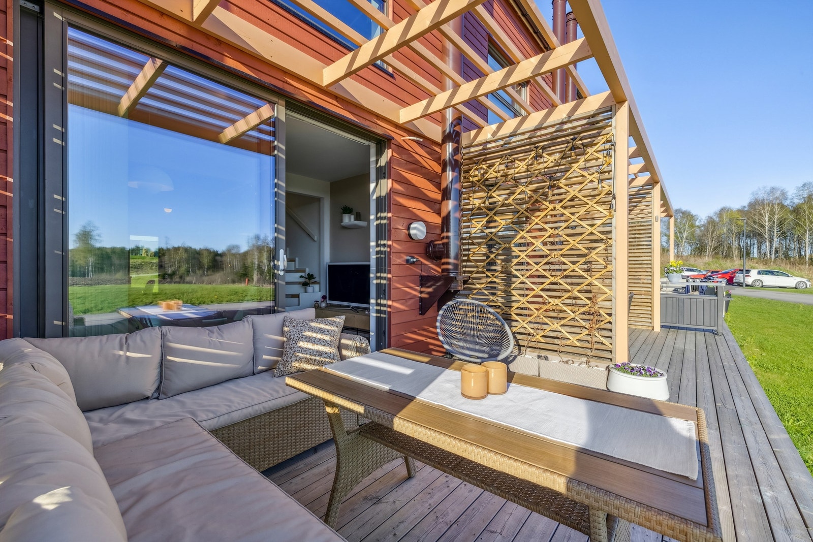 Det er god plass til utemøbler på terrassen Galleribilde