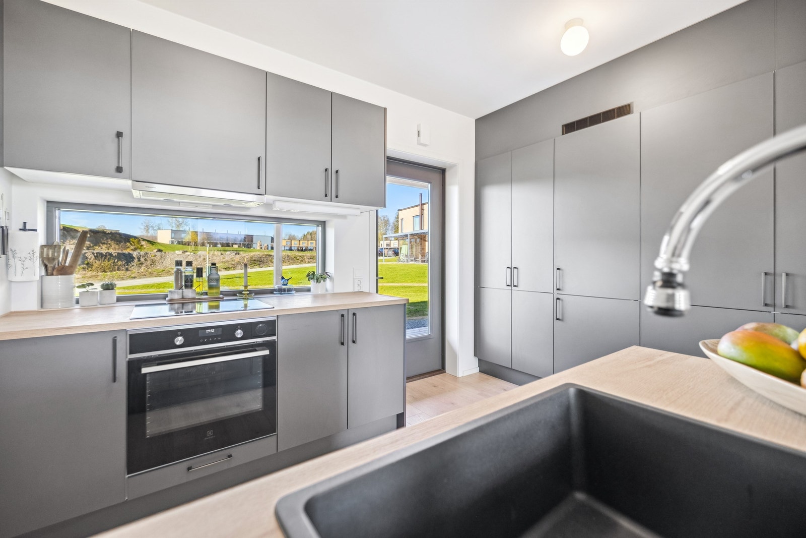 Moderne Sigdal kjøkken med laminerte skrog og benkeplater Galleribilde